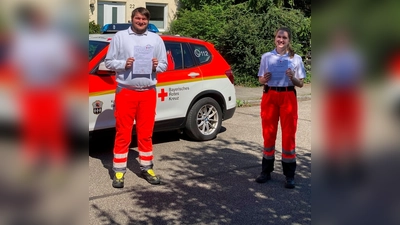 Die Rettungssanitäter Michaela Huschka und Julian Wieland freuen sich über die bestandene Prüfung. (Foto: BRK Ismaning)