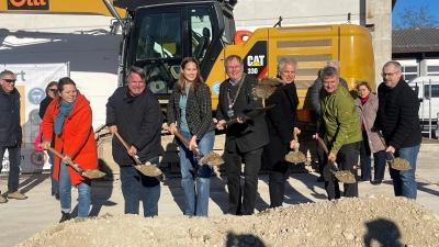 Beim gemeinsamen 1. Spatenstich (v.l.): Projektleitung Barbara Bryknar (Projektleitung), 3. Brgm. Richard Raiser, 2. Brgm. Johanna Zapf, Bürgermeister Wolfgang Panzer, Architekt Alexander Pfletscher, Bauhofleiter Alexander Pfletscher und Stefan Lauszat, Leiter Referat Ortsentwicklung.  (Foto: hw)