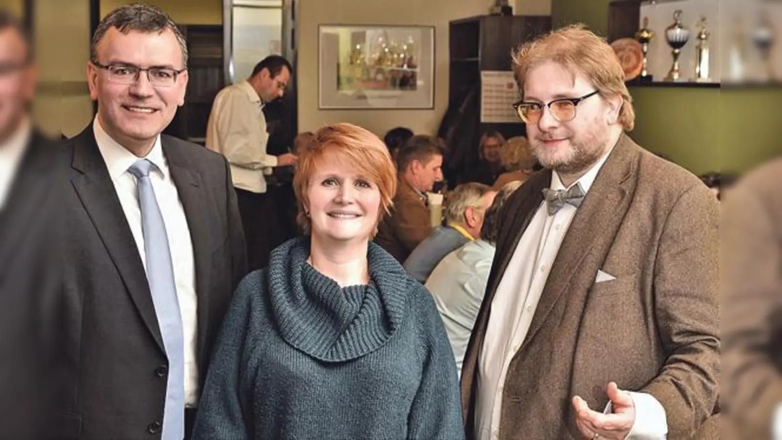 Dr. Florian Herrmann, Tanja Knieler und der Referenten Matthias J. Lange (v. l.) diskutierten über die Bedeutung von Fake News und alternativen Fakten. 	 (Foto: VA)