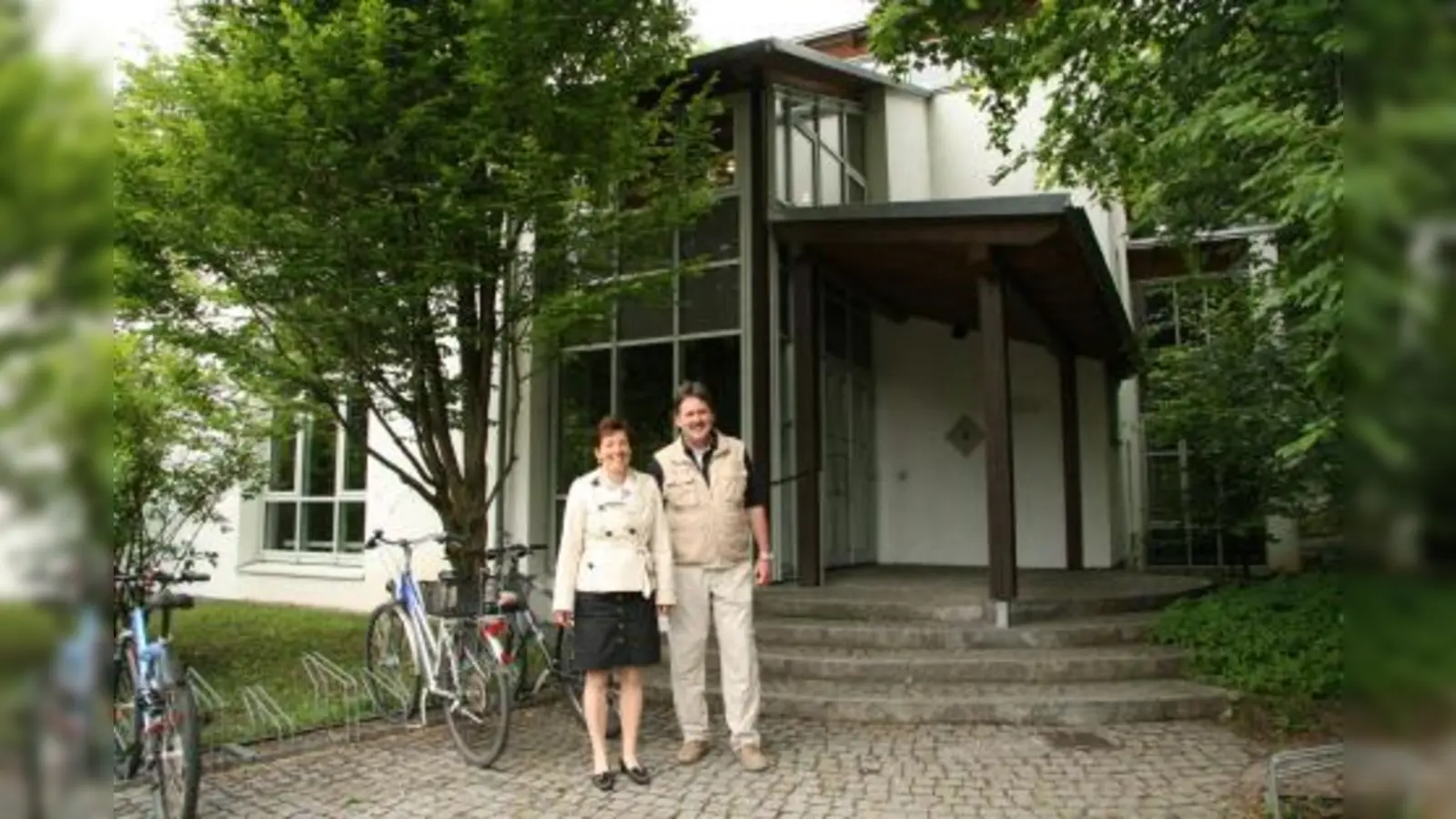 Im Gemeindezentrum der Waldkirche ist das neue Wahllokal I von Planegg. Die Gemeindemitarbeiter Bärbel Zeller und Martin Götz (v.l.) präsentierten die Räumlichkeiten: „Hier ist es sowohl für die Wähler als auch für die Wahlhelfer eine angenehme Atmosphäre.“ (Foto: US)