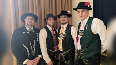 Die Dachauer Trachtler Markus Erhorn (links) und Thomas Hupfauer (rechts) mit Philip Maurer und Fabian Graser. (Foto: Isargau)