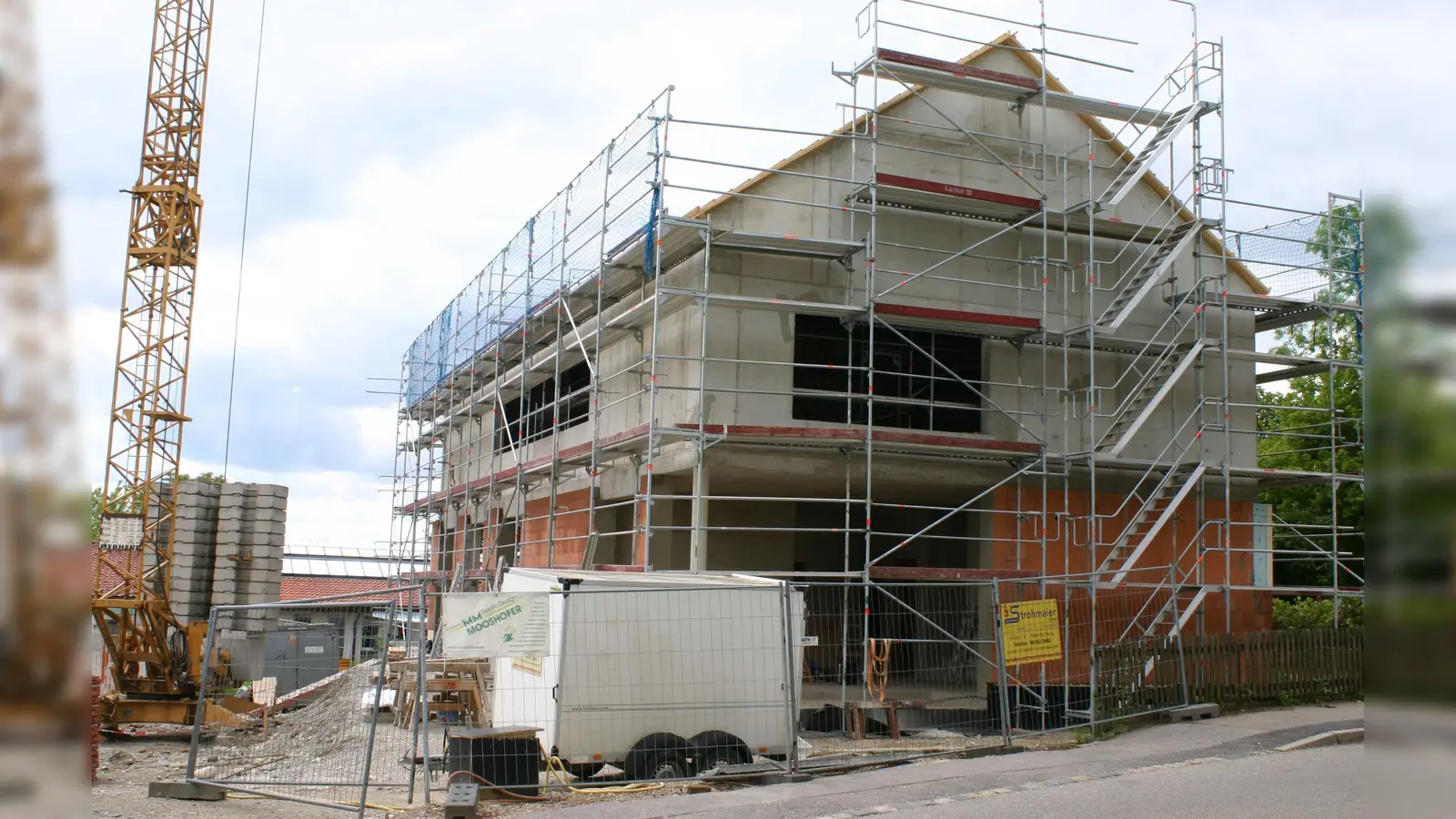 Ein Dorfgemeinschaftshaus für Inning am Holz! Eins der zentralen Projekte im Dorferneuerungsprogramm geht der Vollendung entgegen. (Foto: kw )