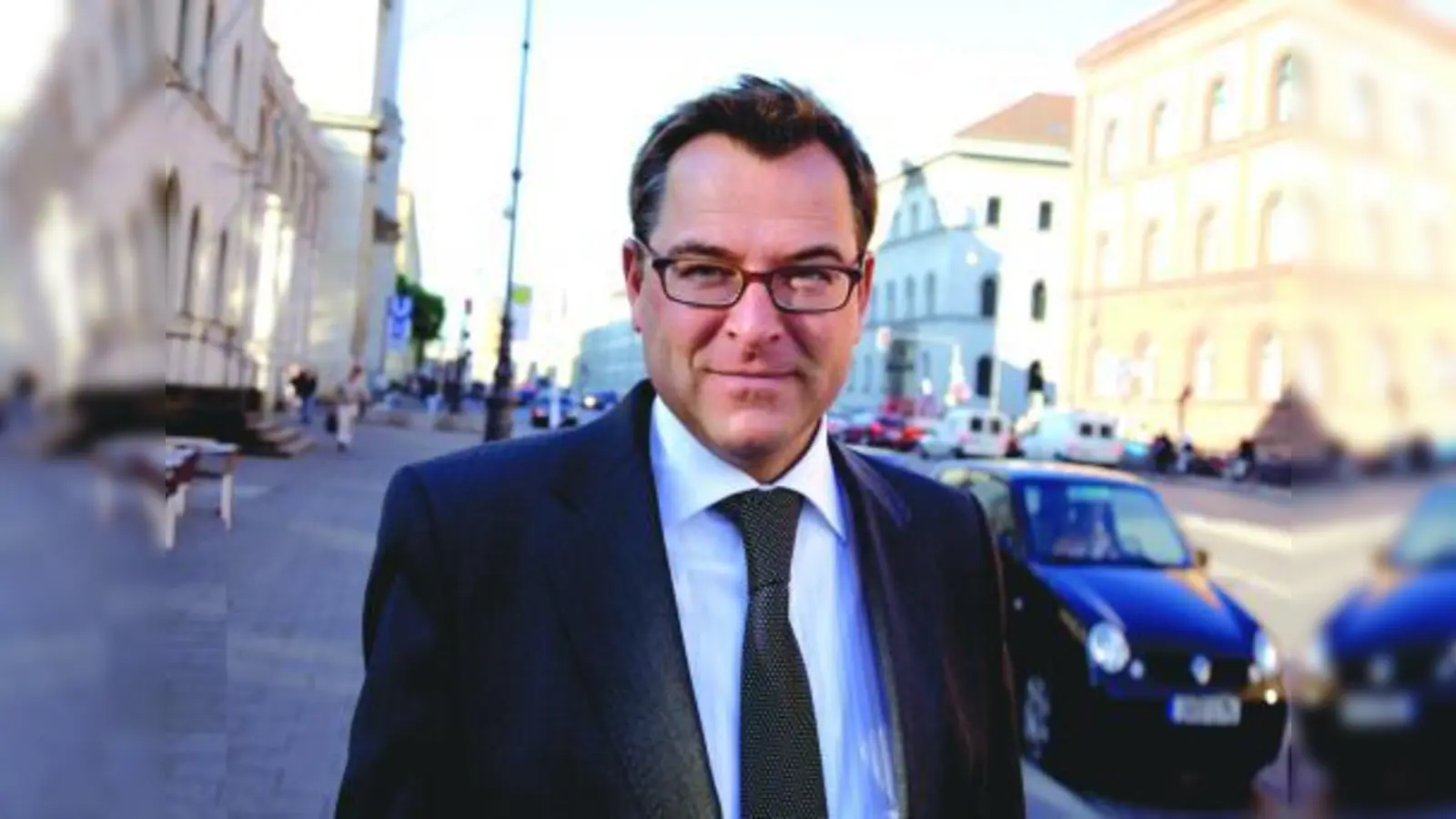 Warum wurde die Beleuchtung noch nicht angebracht und wann ist mit der Installation zu rechnen? Diese Fragen stellt sich nicht nur Stadtrat Josef Schmid. (Foto: pi)