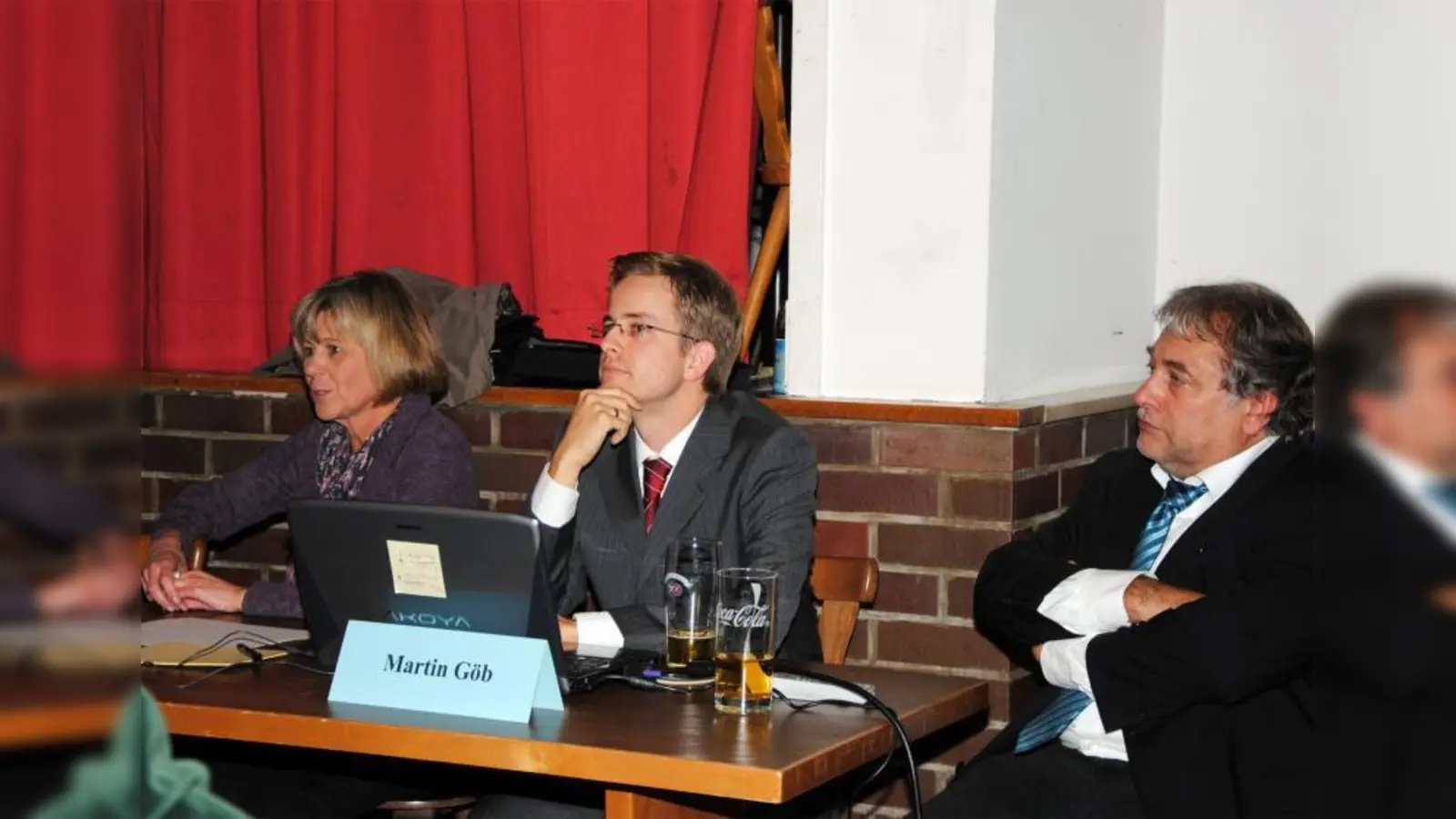 Angelika Laumer stellte das Regsam-Konzept vor und Martin Göb sprach über Schulhausarchitektur; Stadtrat Josef Assal (rechts) war als örtlicher BA-Vorsitzender Gastgeber des Diskussionsabends. (Foto: Eva Schraft)