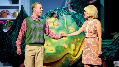 Heimliche Liebe und eine Pflanze mit besonderem Appetit in „Der kleine Horrorladen”. (Foto: Martin Sigmund)