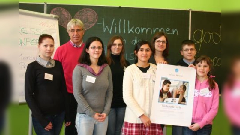 Sind froh darüber, dass es die „Mercator-Stiftung” gibt. (v.l.): Saskia Heinisch, Sozialreferent Friedrich Graffe,  Martina Fiedler, Eldina Sarcevic, Dilara Dede, Kerstin Lehner, Projektmanagerin, Mikhail Kranaperov, Viktoriia Mikheieva. (Foto: tg)