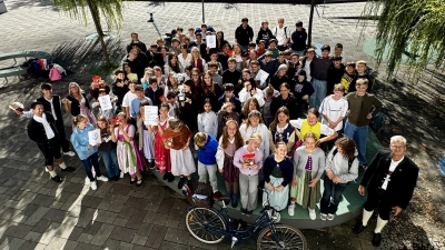 Freuten sich über ihren Erfolg: Schulleiter Christian Schmitz (r.) und Konrektor Markus Volke (l.) mit dem Radlteam der Staatlichen Realschule Herrsching. (Foto: red)