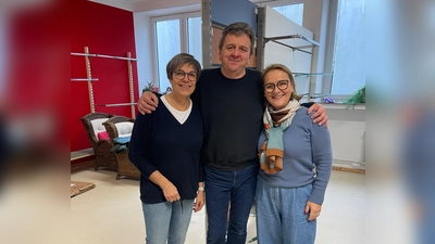 Viele fleißige Helfer haben Ulrike Konrads (l.) und Spiri Schnabel (r.) beim Umbau der Klawotte in der Alten Landstraße geholfen.  (Foto: Klwaotte)