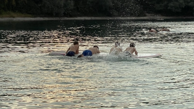 Erfrischend an heißen Tagen: Schwimmen in einem Badesee. (Foto: pst)