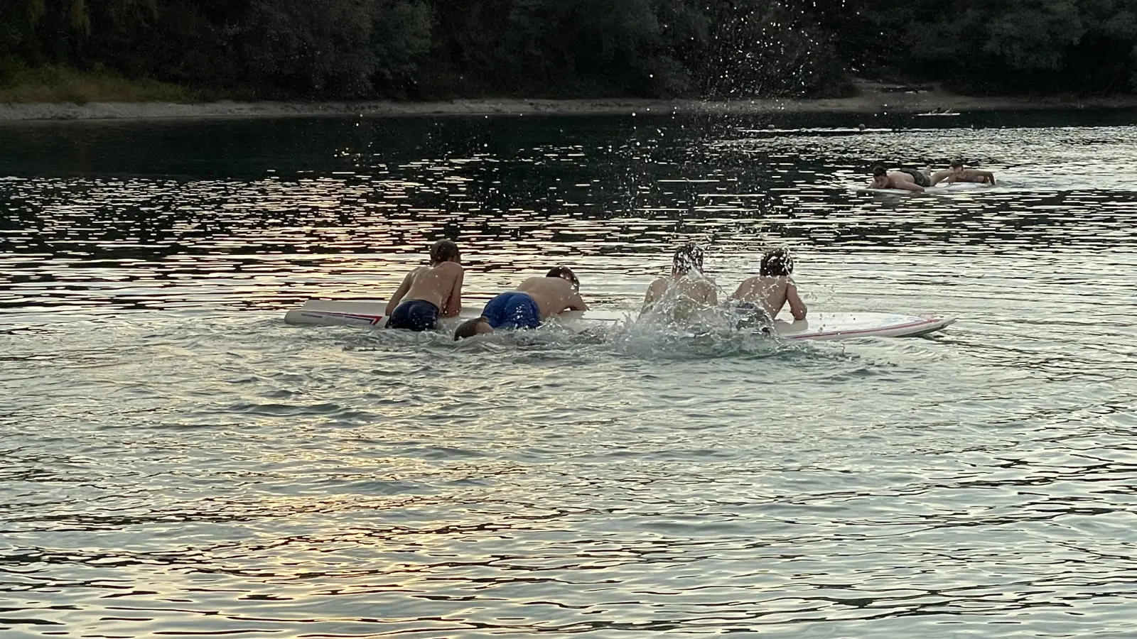 Erfrischend an heißen Tagen: Schwimmen in einem Badesee. (Foto: pst)