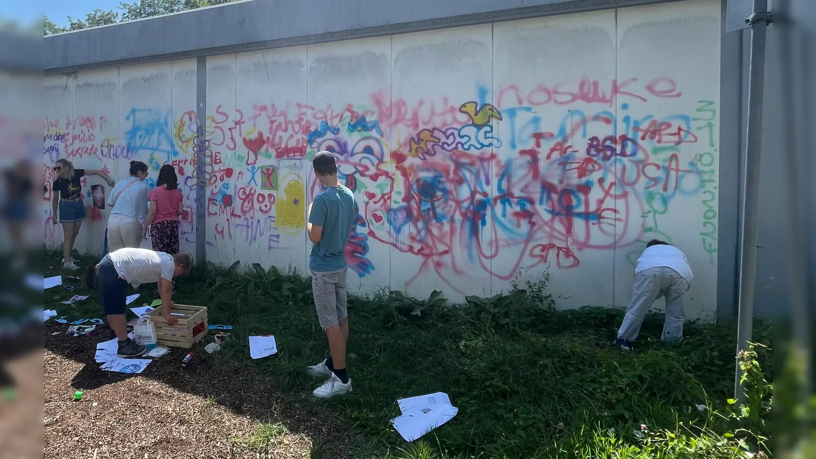 Voll Begeisterung gestalteten Kinder und Jugendliche aus der Heilpädagogischen Tagesstätte die Wand am Schulpavillon mit einem bunten Graffiti. (Foto: Untereichmeier/ Aktion Sonnenschein)