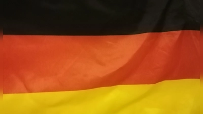 Fußballfans dürfen ihre Präferenzen in Form von Fahnen auf dem Balkon fast uneingeschränkt kundtun.  (Foto: WSP)