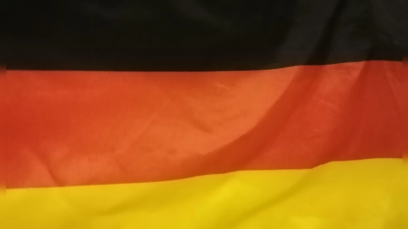 Fußballfans dürfen ihre Präferenzen in Form von Fahnen auf dem Balkon fast uneingeschränkt kundtun.  (Foto: WSP)