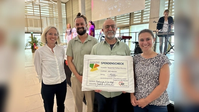 Schulleiterin Judith Schneider, Sportlehrer Max Schmelz, Savas Tetik von der AWO und Svenja Hirschmann von der erweiterten Schulleitung (v.l.) bei der Spendenübergabe. (Foto: Ulrike Seiffert)
