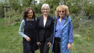 Blicken auf zehn Jahre „Bühne 23” zurück (v.l.): Margarethe Roters, Ingrid Haussmann und Gabriele Hartdegen. (Foto: tab)