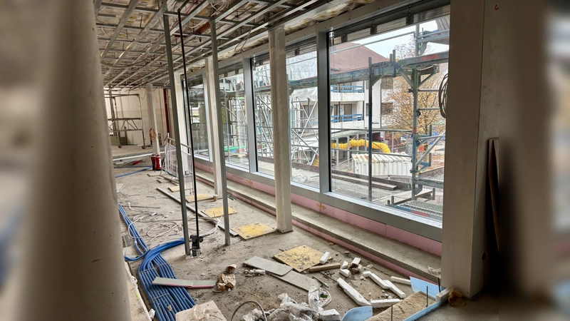 Zwar bleiben die Fassadenelemente bestehen, doch wurde der Balkon im ersten Stock zugunsten der Bibliothek gestrichen. Die Bibliothek hat später über 500 Quadratmeter Fläche auf mehreren Ebenen zur Verfügung. (Foto: Ulrike Seiffert)