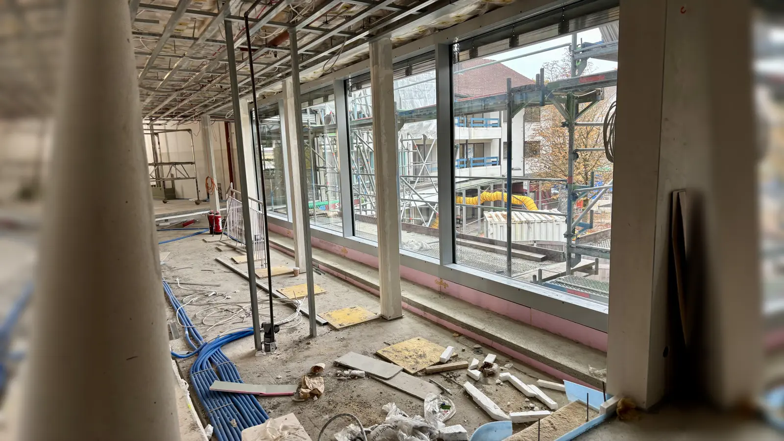 Zwar bleiben die Fassadenelemente bestehen, doch wurde der Balkon im ersten Stock zugunsten der Bibliothek gestrichen. Die Bibliothek hat später über 500 Quadratmeter Fläche auf mehreren Ebenen zur Verfügung. (Foto: Ulrike Seiffert)