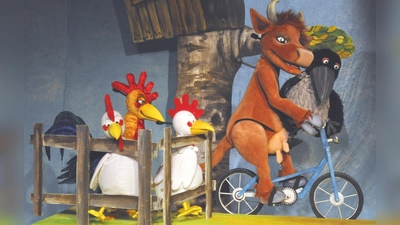 Einfach auf der Weide stehen? Nicht mit Mama Muh! Sie fährt lieber Fahrrad. (Foto: Kammerpuppenspiele Bielefeld)