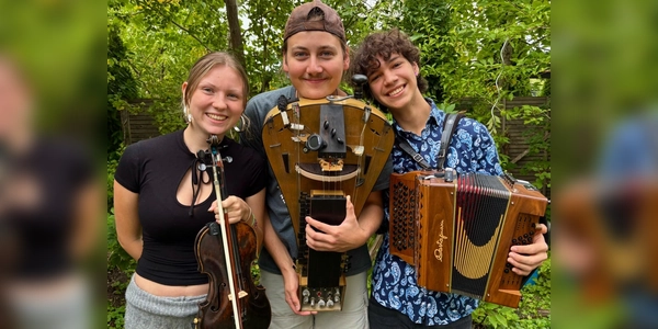 Stina Hohmann, Simon Hoffmann und Indigo Baur vom Jugendfolkorchester sind bei der Veranstaltung im Alten Wirt dabei. (Foto: Hübner)