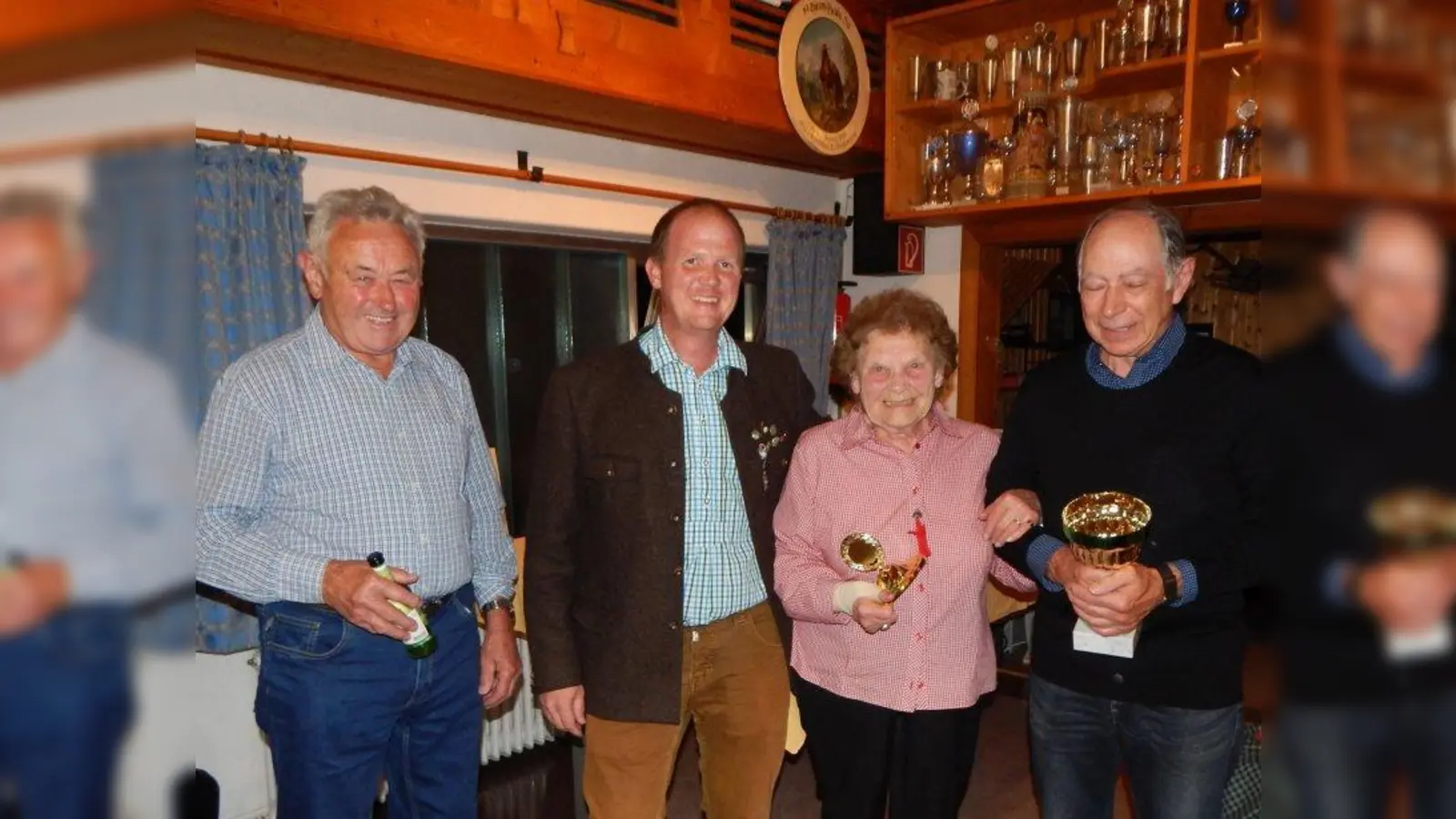 Andreas Friedinger (2. von links) gratuliert den Pokalgewinnern: Hans Friedinger (links), Friederike Bradl und Helmut Jakob. (Foto: Adlerschützen Wangen)