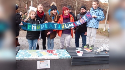 Emilia (li) wurde mit einer Urkunde für ihren Einsatz bei der Mitwirkung der Tafel ausgezeichnet und Rick war auch total stolz auf seine Arbeit. (Foto: Privat)