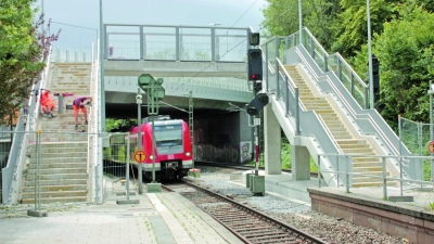 Juli 2020: Die Arbeiten an den neuen Treppen am Sollner S-Bahnhof scheinen zu Ende zu gehen und man glaubt, das seit zehn Jahren verfolgte Ziel sei zum Greifen nah. (Foto: job)