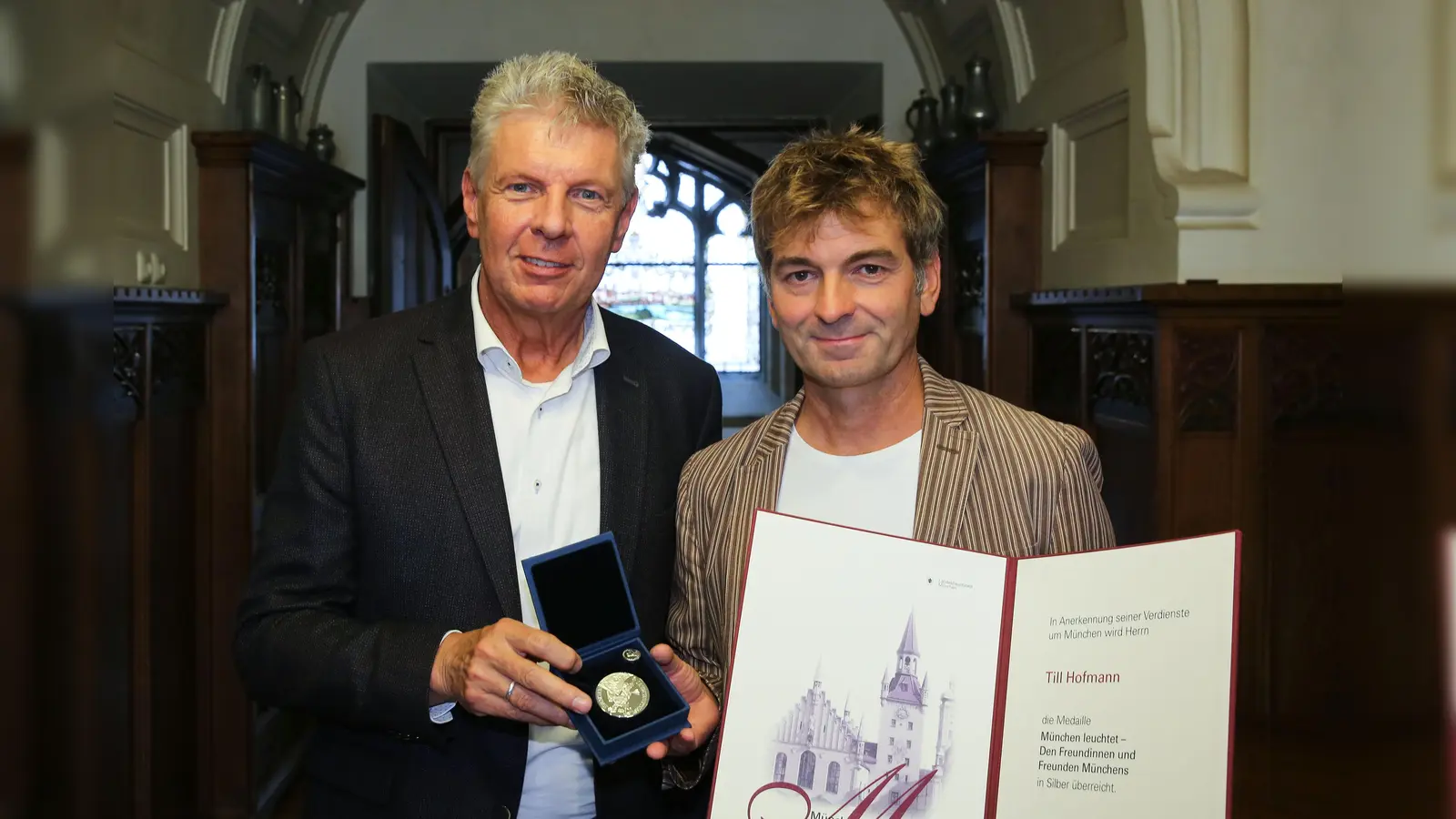 OB Dieter Reiter überreichte die Medaille an Till Hofmann. (Foto: Presseamt München/Michael Nagy)