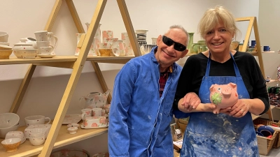 Töpfereileitung Judith Eberl-Gerber und Mitarbeiter Günther P. freuen sich, wenn ihre Töpferwaren gut ankommen.  (F.: hw)