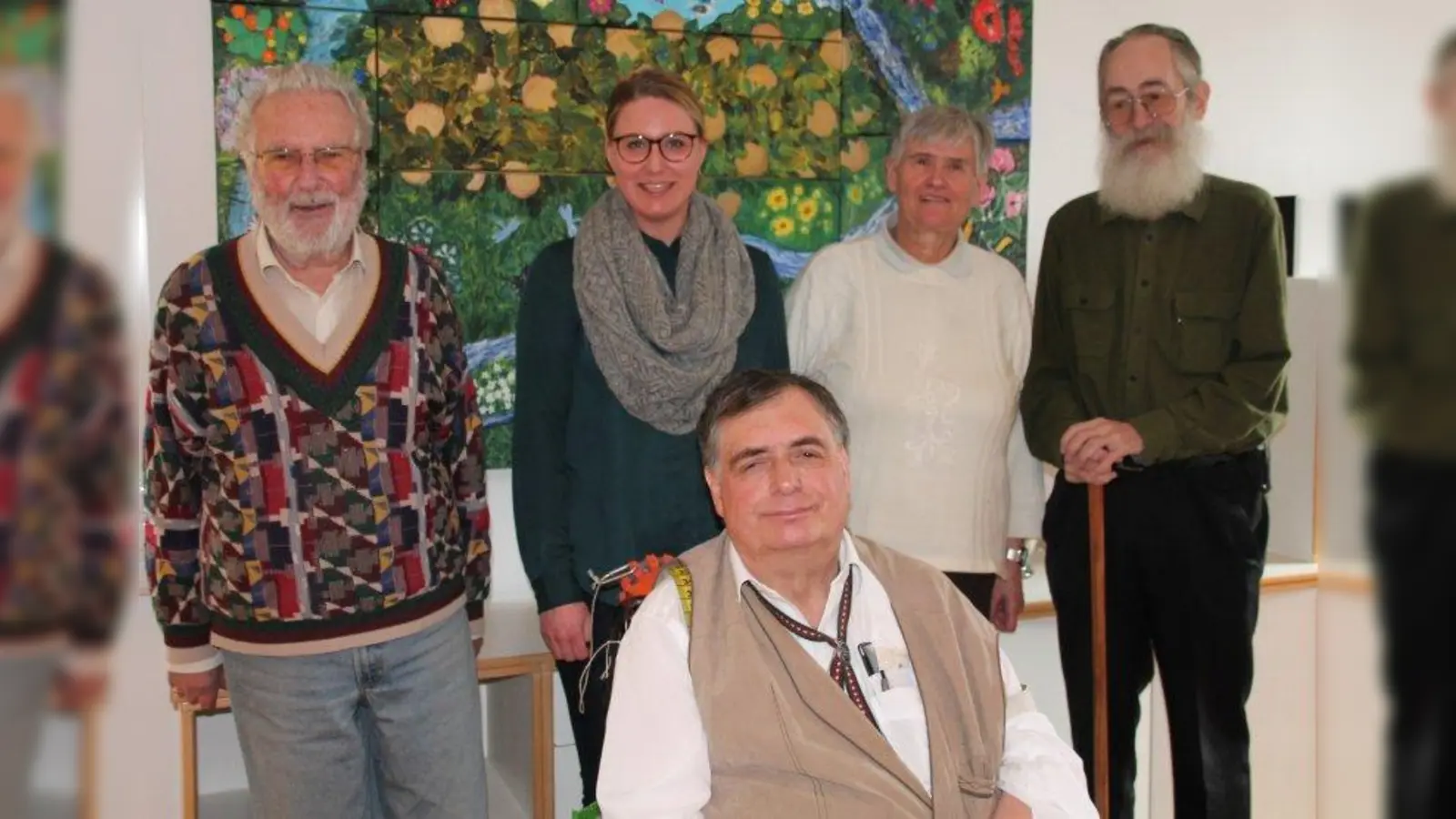 Stammtisch-Organisator Johann Wolfram (vorne) mit ASZ-Leiterin Melanie Weindl (2.v.l.) und den Stammtisch-Gästen Hans Hahn, Karin Engl und Josef Hiel (v.l.). (Foto: bb)