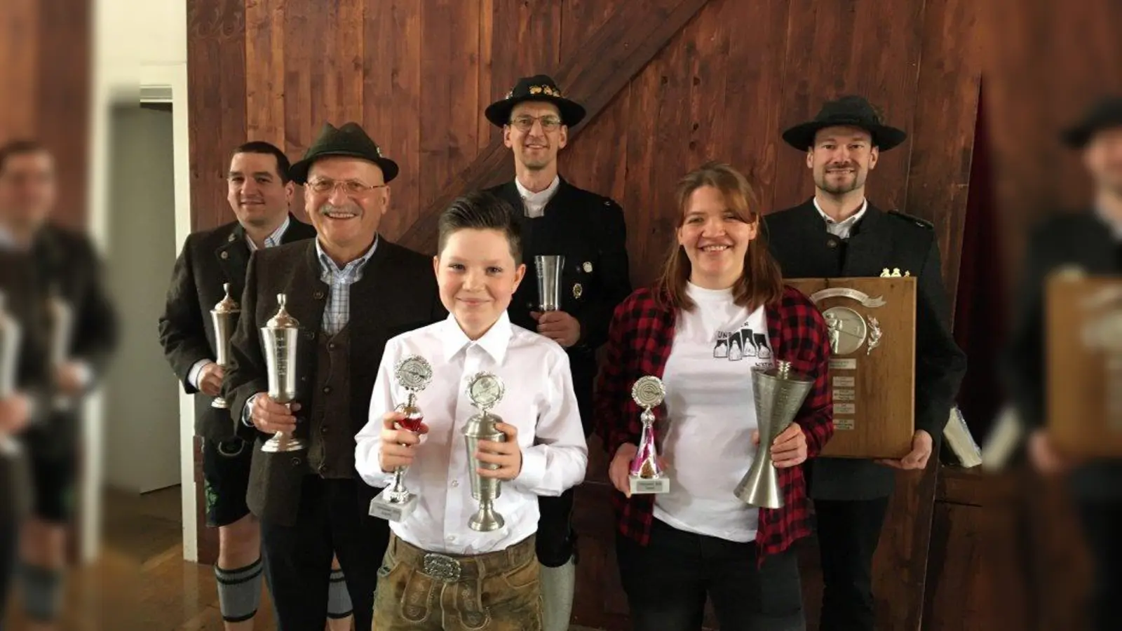 Freuten sich über ihren Erfolg (von links): Florian Lechner, Reinhard Weiß, Claus Piesch, Armin Ohr sowie (vorne) Jamie Zeigermann und Franziska Knobloch. (Foto: Adamietz)
