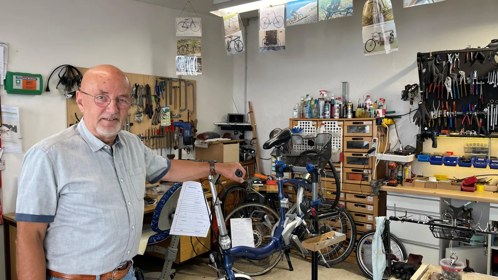 Kurt Kriegbaum betreut die Fahrradwerkstatt der Mobilen Werkstatt der Caritas. Er sucht einen Nachfolger im Ehrenamt.  (Foto: hw)