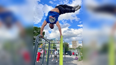 Trainer Yussef zeigt allen Interessierten, wie man mit seinem eigenen Körpergewicht ideal trainieren kann: immer dienstags in Neuperland. (Foto: Hannah Gessler)