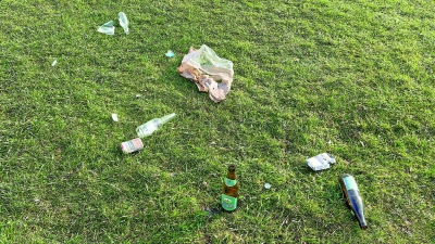 Abfall, der liegen gelassen wird, belastet und verschandelt nicht nur die Umwelt, sondern verursacht für die Kommunen auch zusätzliche Kosten. (Foto: bb)