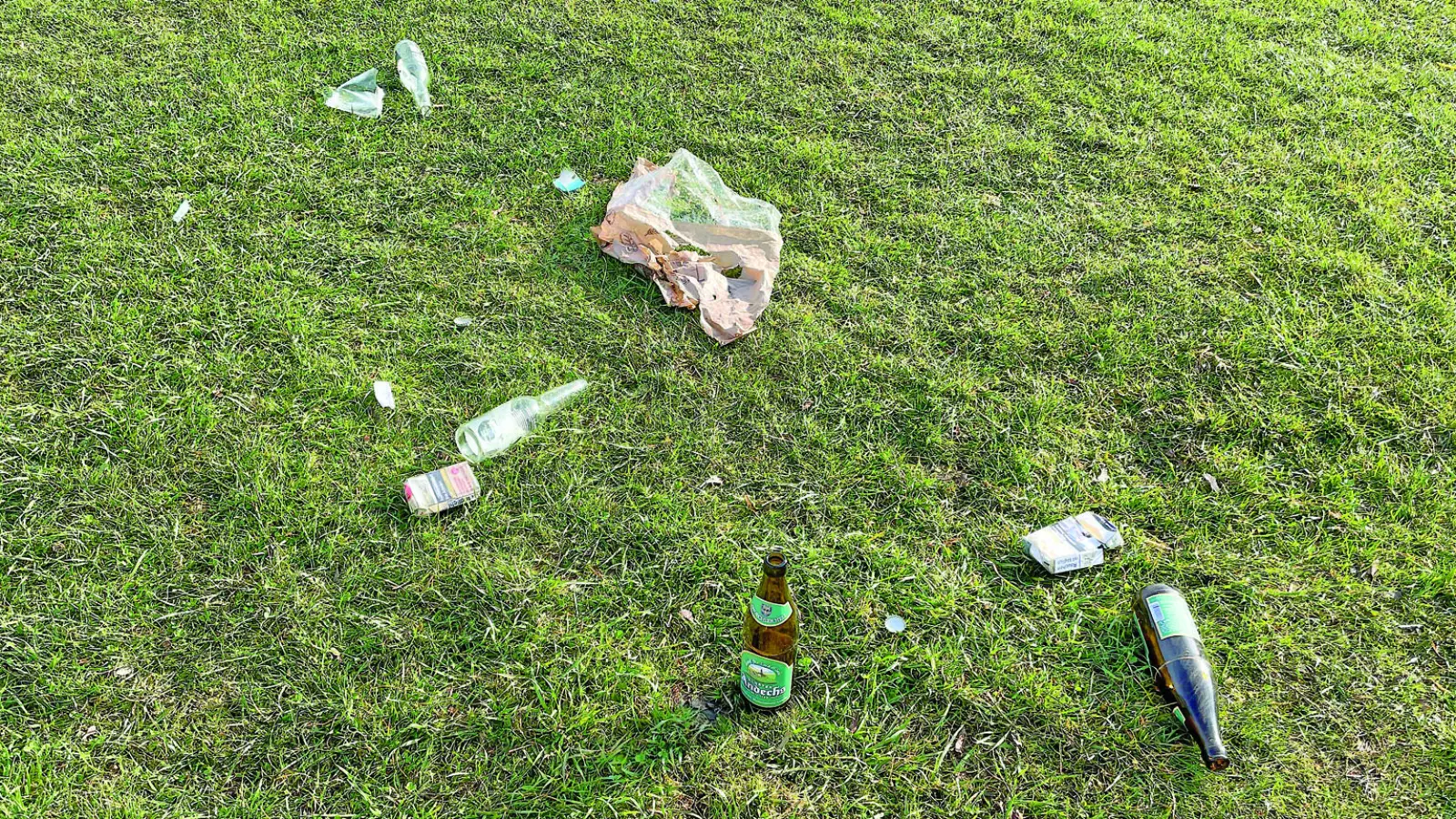 Abfall, der liegen gelassen wird, belastet und verschandelt nicht nur die Umwelt, sondern verursacht für die Kommunen auch zusätzliche Kosten. (Foto: bb)