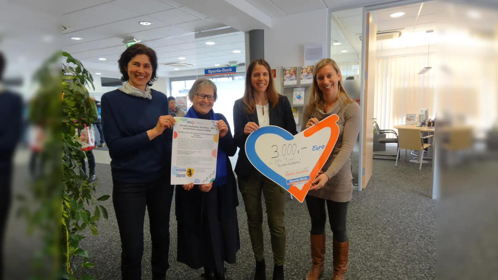 Bei der Scheckübergabe: Martina Yacoub, Margit Schuster-Maier, Andrea Lohmaier und Nadine Mafke (v. li.). (Foto: vhs)