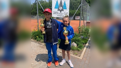 Waren zurecht stolz auf ihre Leistung und Pokale: Anton Gallecker und Malena Chroboczek. (Foto: TC Kreuzlinger Forst)