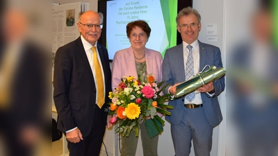 Von links: Bezirkstagspräsident Josef Mederer, Alma Midasch und Geschäftsführer Franz Podechtl. (Foto: kbo-Klinikum Haar)