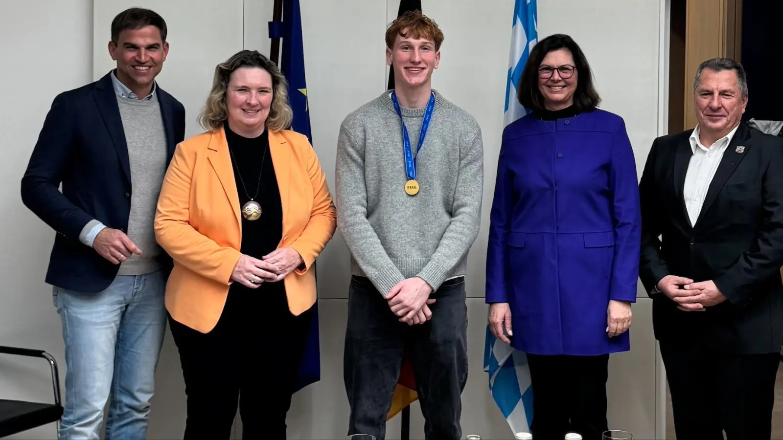 Von links nach rechts: MdL Maximilian Böltl, MdL Kerstin Schreyer, U17-Weltmeister Konstantin Heide, Landtagspräsidentin Ilse Aigner und der Vizepräsident der SpVgg Unterhaching, Peter Wagstyl. (Foto: red)