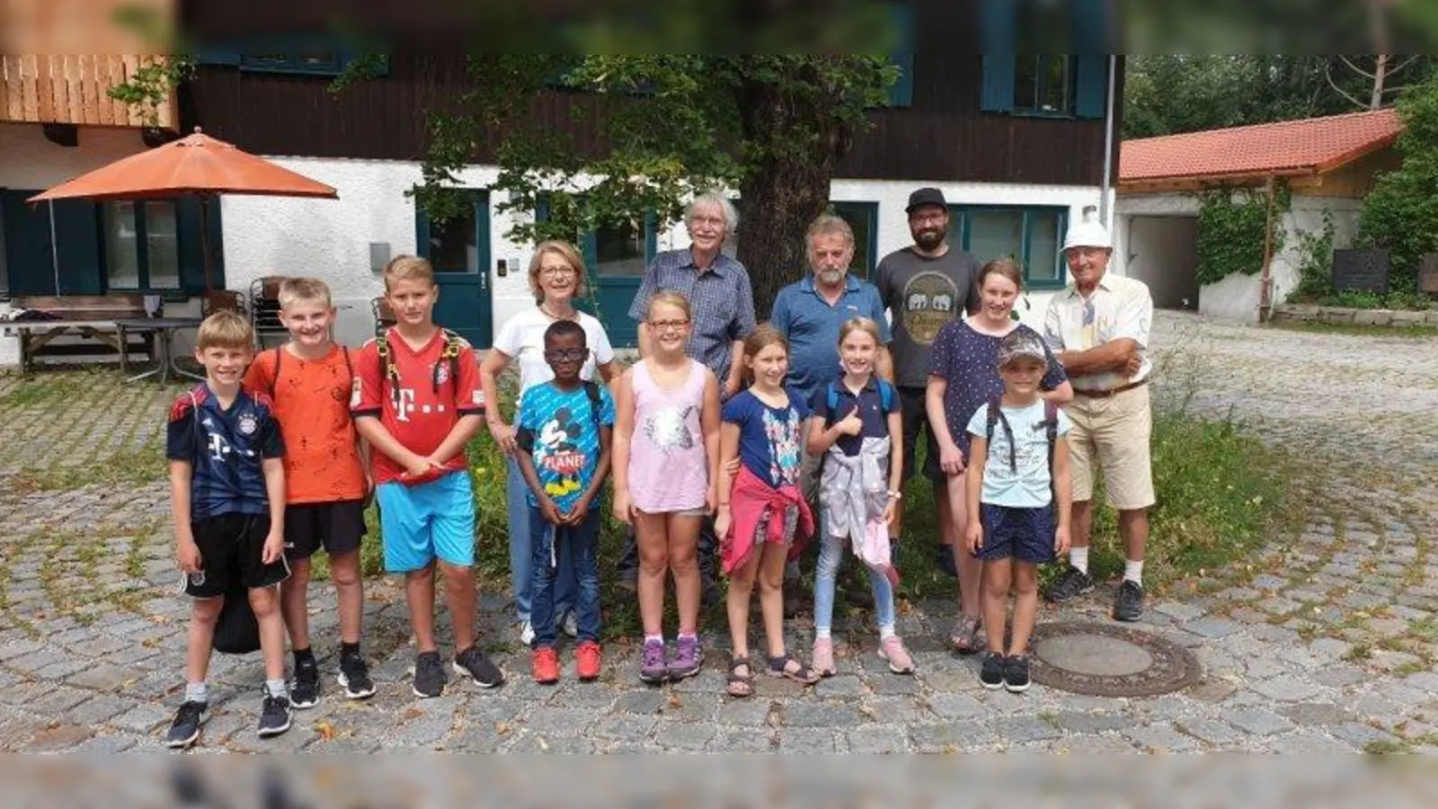 Neun Kinder und fünf Mitglieder der Nachbarschaftshilfe Wielenbach haben das Landesamt für Umwelt, Dienststelle Wielenbach, besucht. (Foto: Wolfgang John)