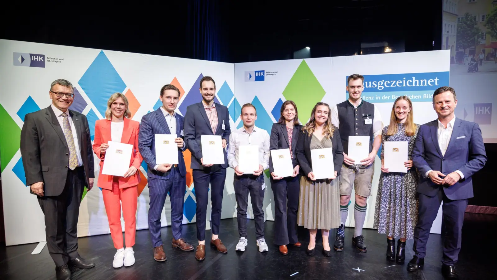 Freuten sich über den Erfolg (von links): Der Leiter der Staatskanzlei, Staatsminister Florian Herrmann, Anna Huber, Paul Schneider, Florian Wernhard, Christoph Scheller, Anja Narat, Anna Frei, Sebastian Stadler-Bremicker, Julia Walter sowie Manfred Gößl (Hauptgeschäftsführer der IHK für München und Oberbayern). (Foto: Matthias Balk/IHK für München und Oberbayern)
