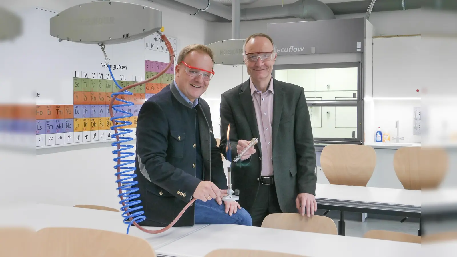 Landrat Robert Niedergesäß und Schulleiter Paul Schötz haben nach Übergabe unter anderem die neuen Chemieräume besichtigt.  (Foto: Landratsamt Ebersberg)