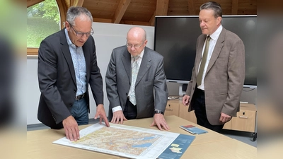 Bürgermeister Michael Sturm (l.) lässt sich die neue geologische Weßling-Karte von Regierungsdirektor Ernst Kroemer und Leitenden Regierungsdirektor Bernhard Wagner (r.) vom Bayerischen Landesamt für Umwelt erläutern. (Foto: pst)