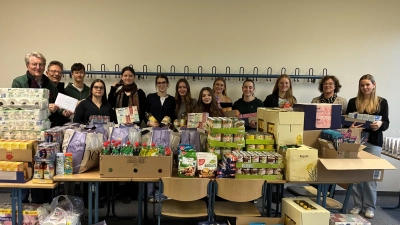 Die gekauften Spenden wurden an die beiden Tafelleiter Reinhard Wilhelm (l.) und Wolfgang Winter (2.v.l.) übergeben. (Foto: FOS Germering)
