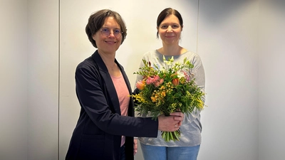Patientenbeauftragte Petra Schweiger dankt Tina Niedermaier für ihr Engagement als Patientenfürsprecherin. (Foto: GSR)
