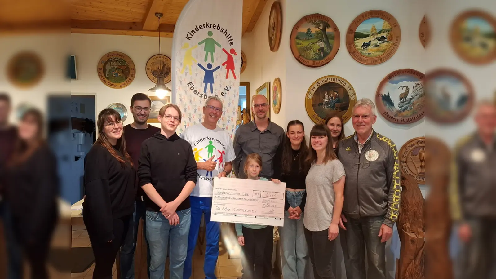 Die Schützen der SG Adler Kirchseeon übergaben an Stefan Freytag von der Kinderkrebshilfe einen stolzen Spendenscheck. (Foto: SG Adler Kirchseeon)