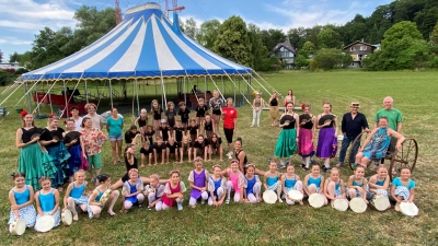 Zirkus statt Schulbank. Seit Montag üben die Grundschulkinder Kunststücke ein. Abends gibt es ein Kulturprogramm im Zelt für Erwachsene. (Foto: Seeliger-von Gemmingen)