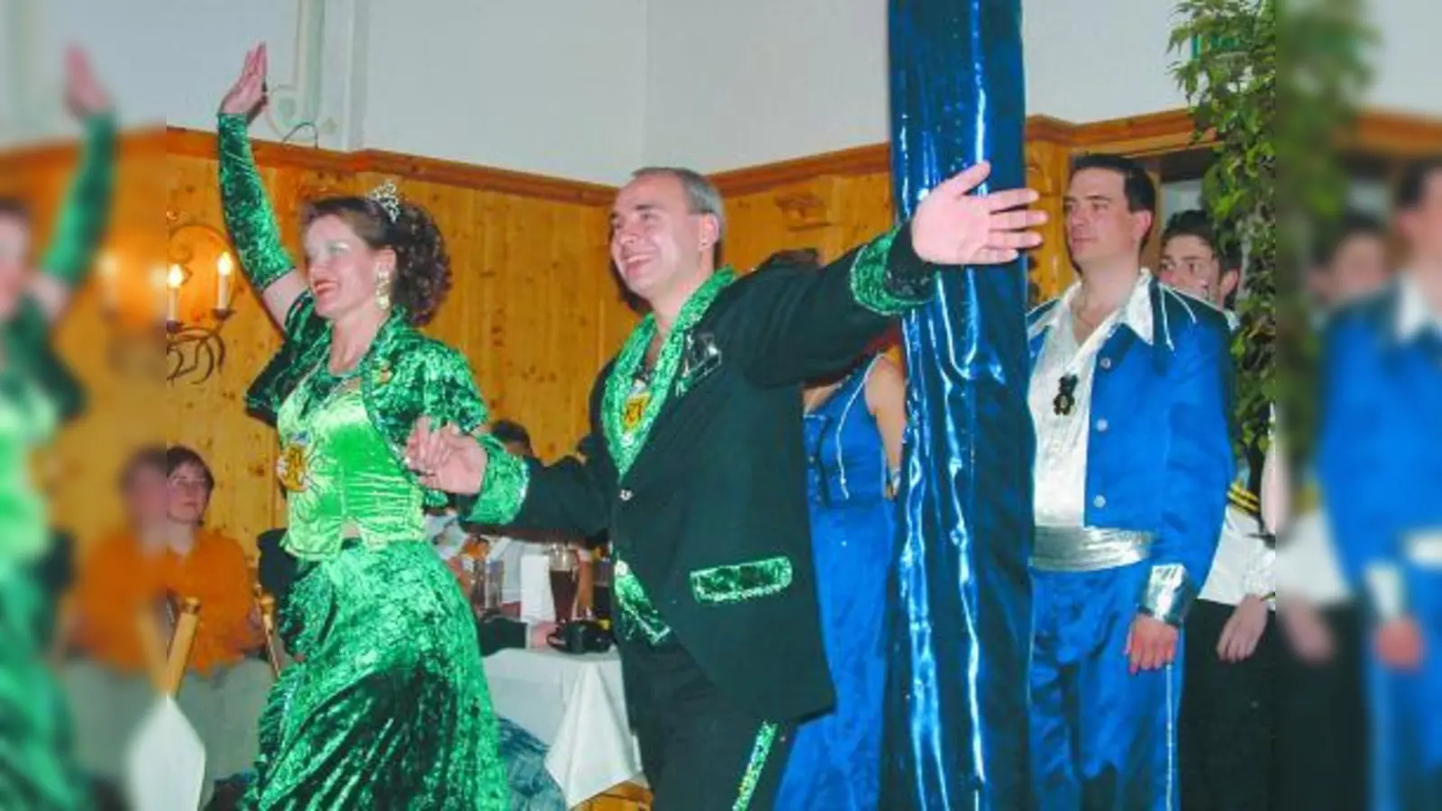 Einzug der ehemaligen Prinzenpaare: Hier Sonja I. und Klaus II., das Prinzenpaar von 1999. Sonja Gruber erhielt für ihr vielfältiges Engagement während des Balles den diesjährigen Superorden. (Foto: bb)