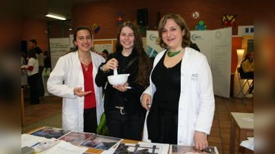 Die 14-jährige Anna (Mitte) hat eine Vorliebe für die Chemie. Sie lässt sich von Tanja Schönhofer (links) und Petra Hansdorf beim Berufsfindungstag die Ausbildung zur Pharmazeutisch-technischen Assistentin erklären. (Foto: tg)