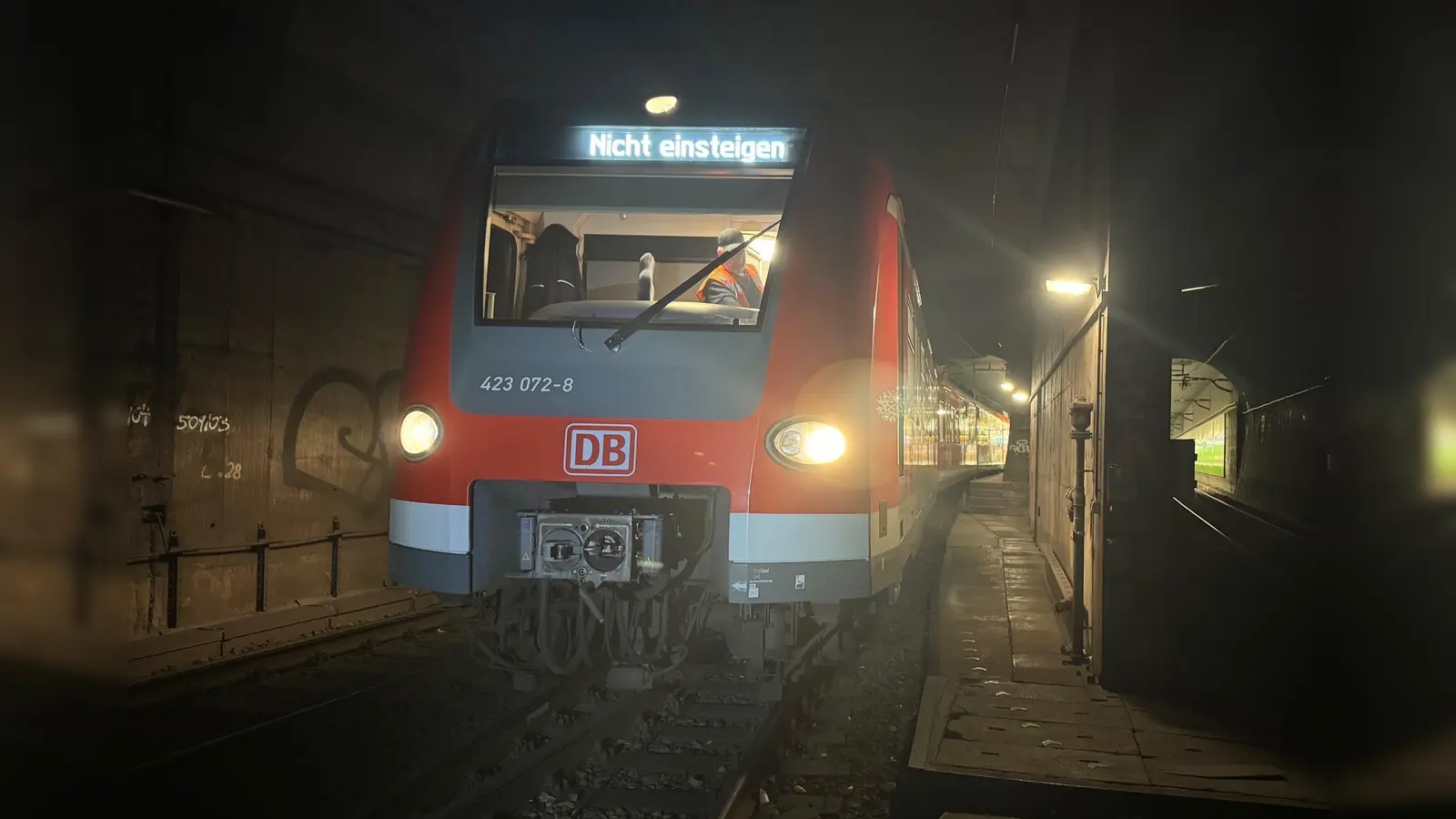 Eine entgleiste S-Bahn hat am Donnerstagmorgen zu erheblichen Behinderungen auf der Stammstrecke geführt. (Foto: Bundespolizei)