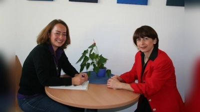 Christina Fanselau (links), „Beauftragte für Bürgerschaftliches Engagement”, bespricht mit Meryem Rebel, die sich ehrenamtlich für andere einsetzt, ein neues Projekt. (Foto: tg)